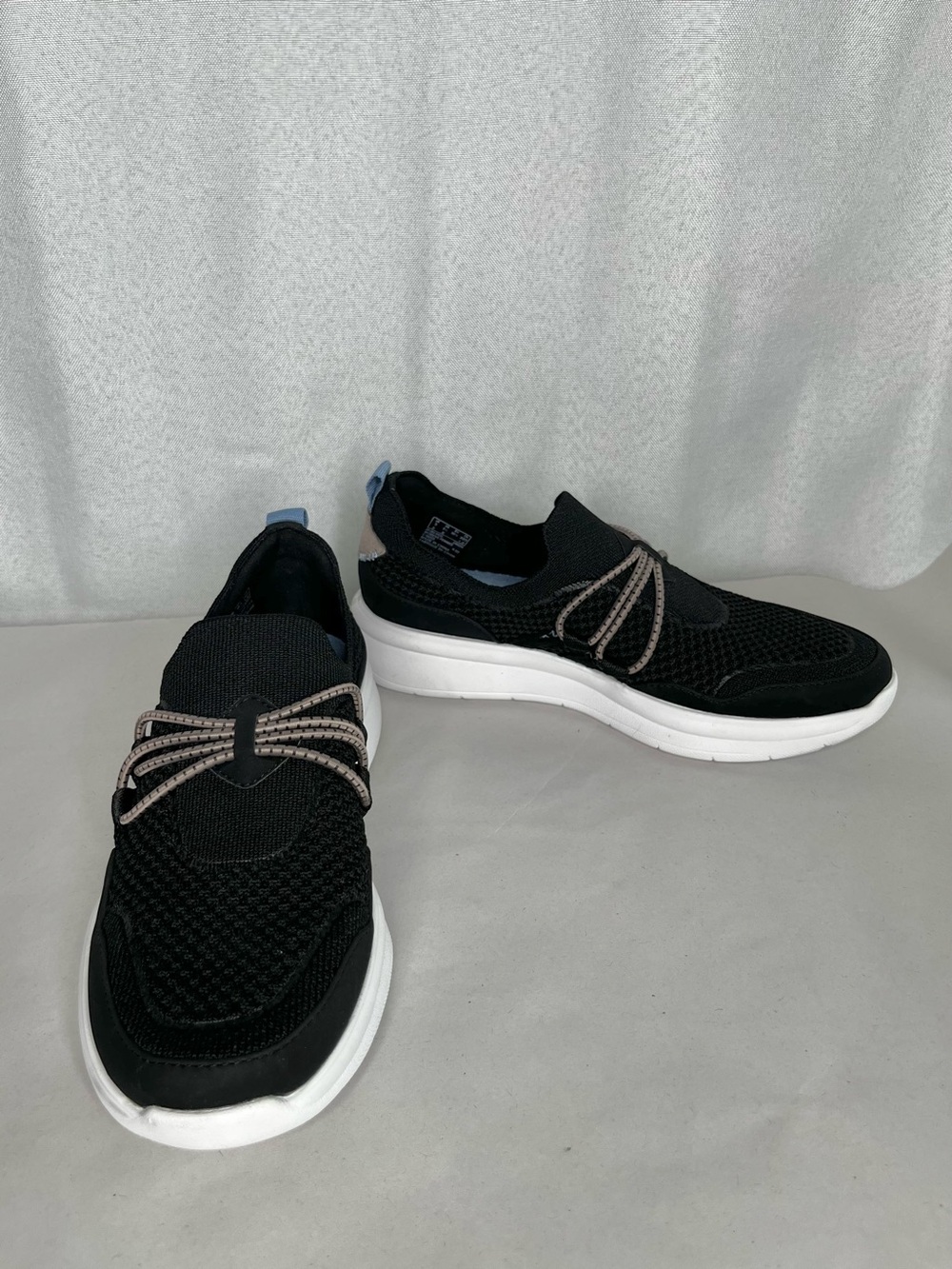 NWOT Clarks Cloudsteppers Ezera Run Women’s 5.5 M Black Slip-On Sneakers